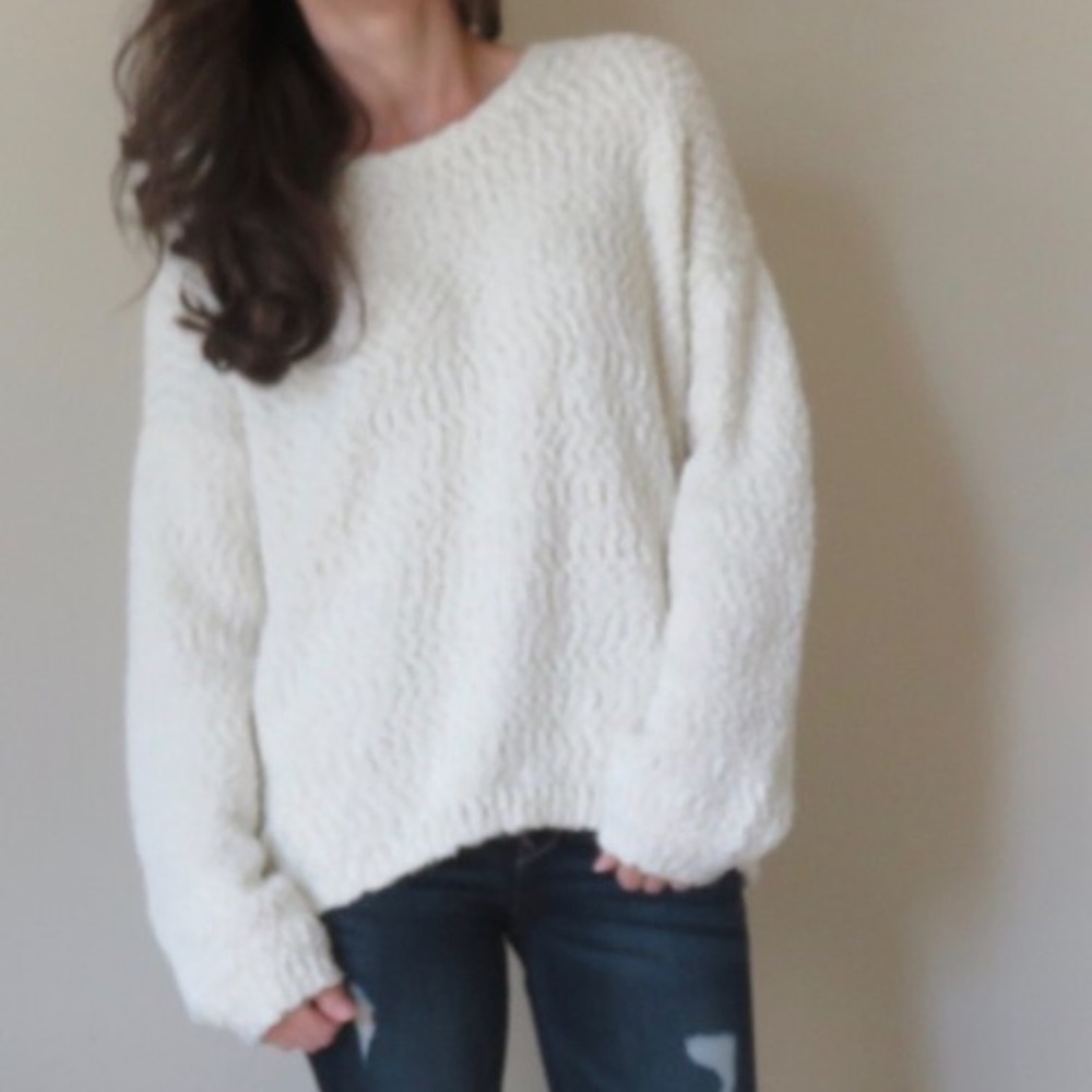 ❌❌SOLD❌❌White Cozy Oversized Sweater - Picture 5 of 5